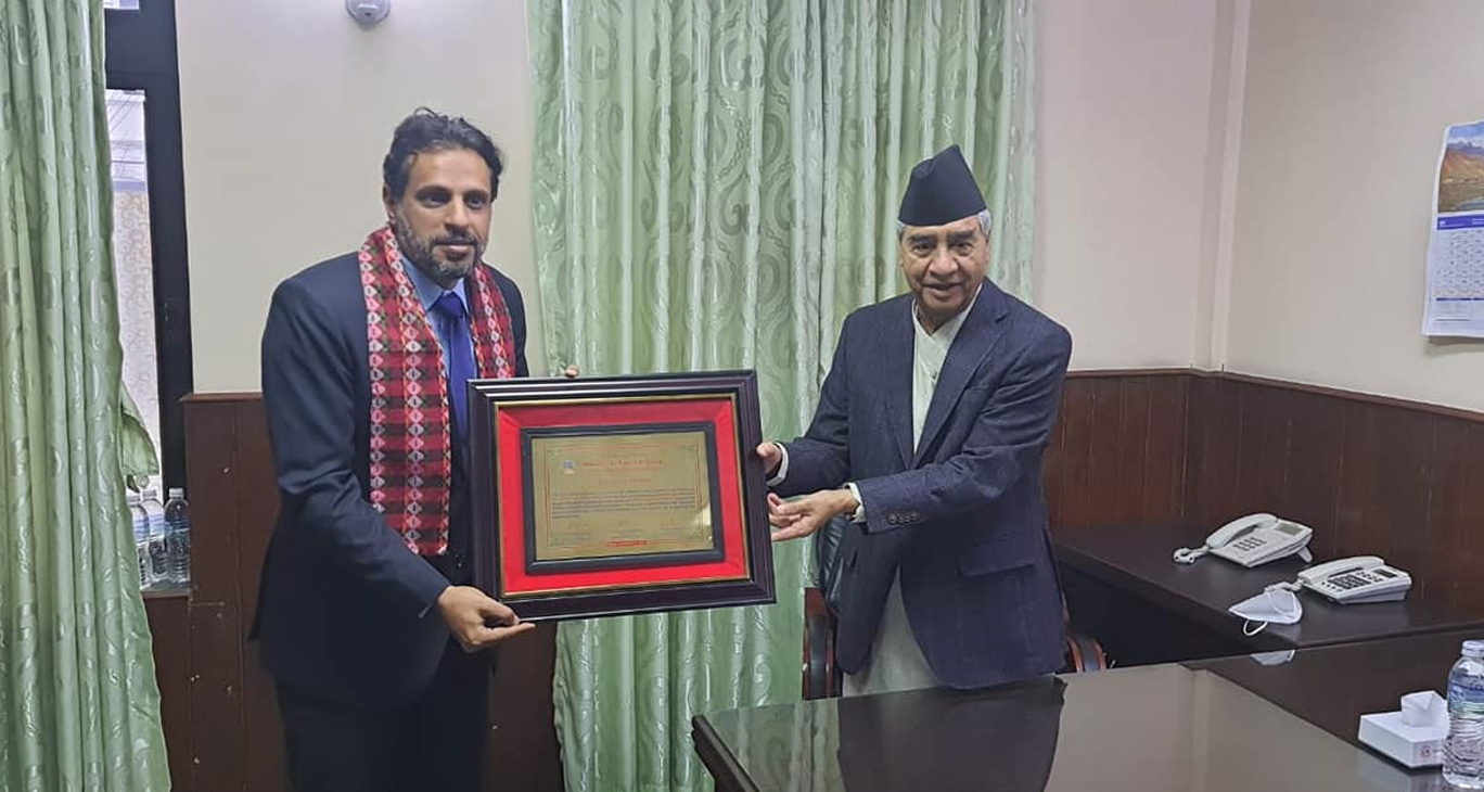 फुटबल प्रशिक्षक अलमुताइरी नगदसहित सम्मानित